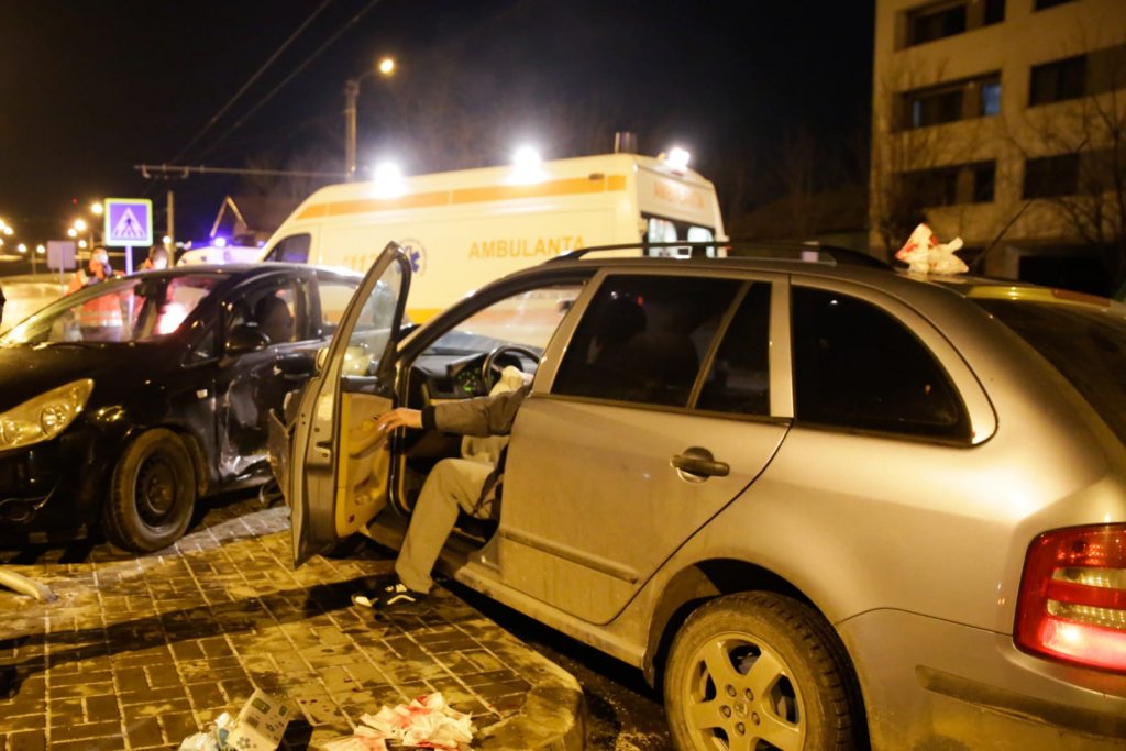ACCIDENT în Cluj. Coliziune cu victime în sensul giratoriu de pe Fabricii. Două mașini, făcute praf