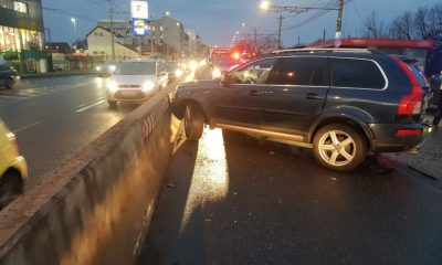 ACCIDENT pe Aurel Vlaicu, în Cluj-Napoca, între 3 maşini care circulau pe acelaşi sens