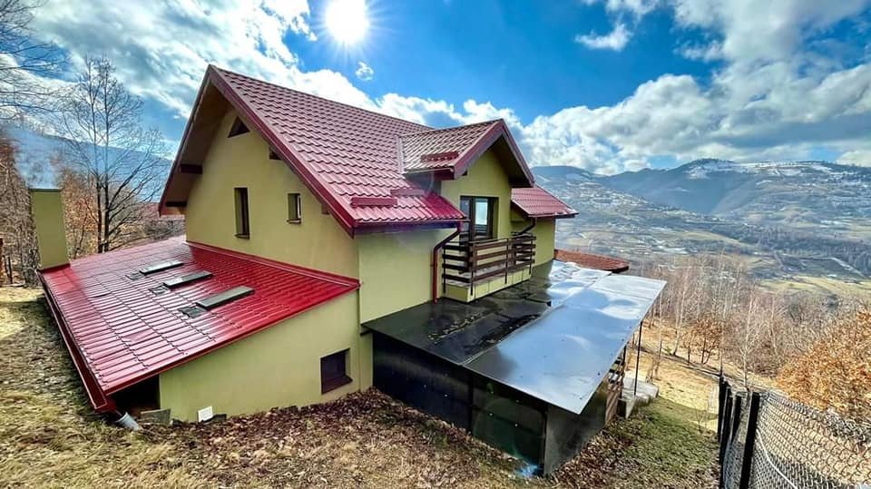 AȘA NU. Arhitectul șef al Clujului: ''E NEAUTORIZATĂ și are acoperiș strălucitor și de un roșu țipător”