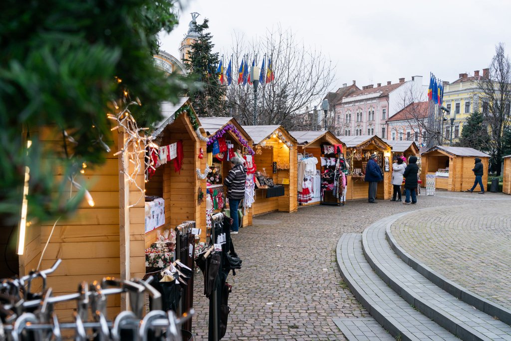 Clujenii, așteptați la„ Tradiții de Iarnă”, în Piața Avram Iancu. Ce obiecte și bunătăți „ascund” căsuțele împodobite