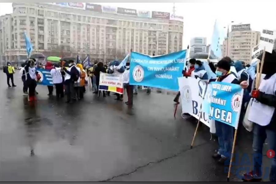 Clujul protestează în fața Guvernului și cere respectarea drepturilor salariale ale angajaților din învățământ: Suntem nemulțumiți de firimiturile aruncate de guvernanți drept măriri salariale
