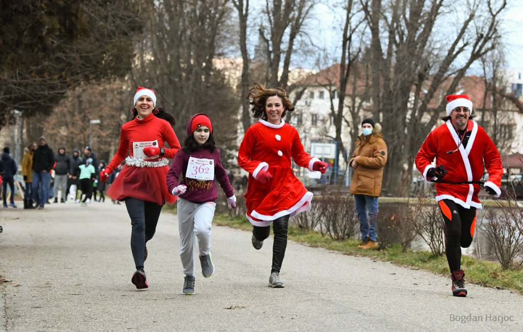 Copiii și adulții din Cluj au alergat după Moș Crăciun în scop caritabil