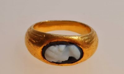 Descoperit la Cluj. Un inel de aur roman cu o superbă camee în calcedonie albastră, reprezentând o figură feminină 1