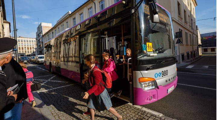 Emil Boc susține propunerea de extindere a transportului școlar pentru elevii din clasele 5-8