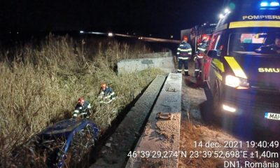 O mașină a căzut de pe drum între Cluj și Turda. Șoferul, scos de pompieri cu scara