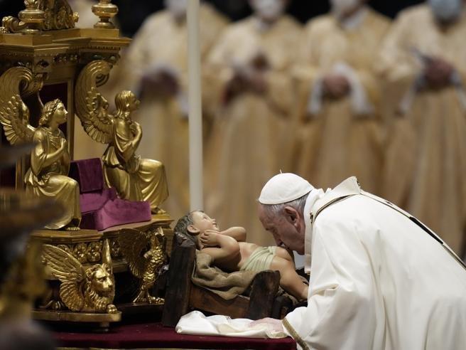 Papa Francisc, în slujba din ajun, de la Vatican: Rănim iubirea lui Dumnezeu dispreţuindu-i pe săraci şi căutăm măreția în felul lumii, poate chiar în numele lui