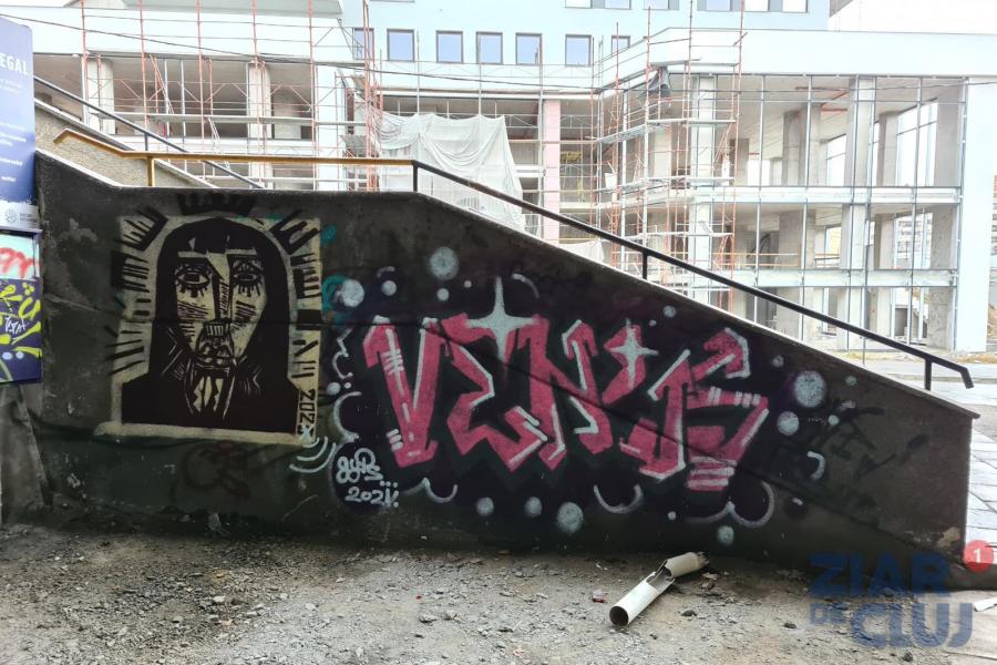 Peretele legal pentru artă stradală inaugurat de primarul Boc e înconjurat de pereți ilegali