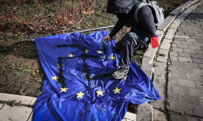 SVASTICA, desenată de un protestatar AUR pe drapelul Uniunii Europene