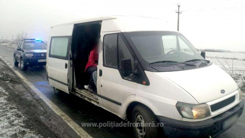 Șofer clujean, prins în timp ce transporta 32 de migranți ilegali