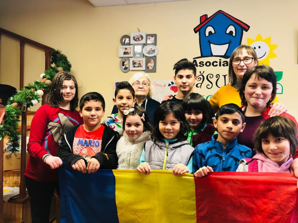 VIDEO. Copiii de la o casa de copii din Cluj, pregatesc cadouri pentru copiii bolnavi de cancer - E fain la Cluj!