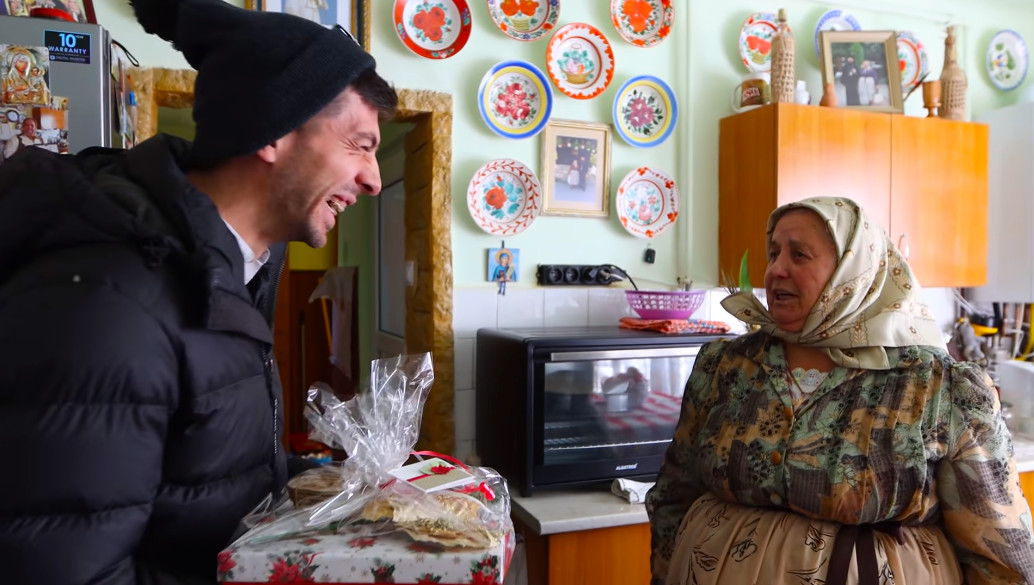 VIDEO. Mircea Bravo cu colinda la Bunica Lenuta din Chinteni :) - E fain la Cluj!