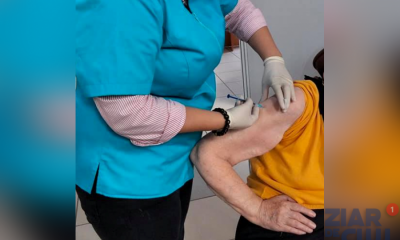 Vârstnici umiliți de lipsa de organizare a procesului de imunizare: „Nici nu știu dacă nu m-am îmbolnăvit acolo așteptând, cât timp au suflat ceilalți pe mine, înainte de a-mi fi administrată a 2-a doză de vaccin”