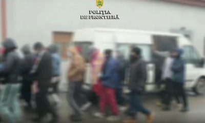 Zeci de indieni, găsiţi ascunşi într-un microbuz condus de un clujean