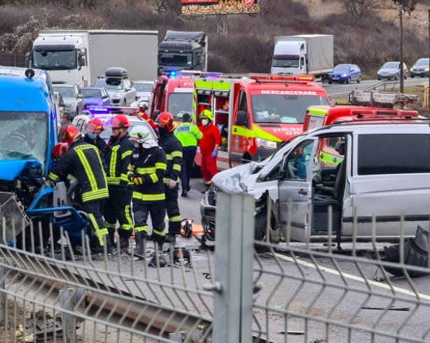 Accident groaznic în Baciu! Trei mașini au fost implicate și o persoană a rămas încarcerată