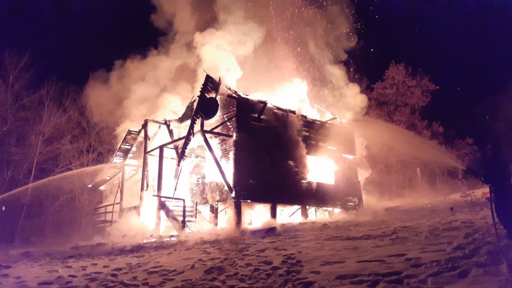 Cabană mistuită de flăcări într-o localitate din Cluj, pe un ger de  -18 grade. Ce a provocat incendiul