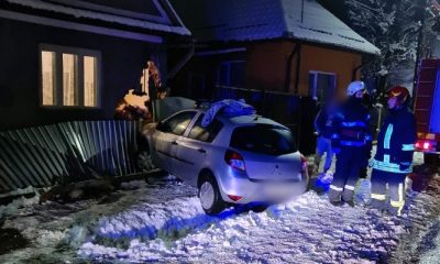 Cluj: Un șofer s-a înfipt cu mașina într-o casă după care s-a dezbrăcat și a alergat pe jumătate gol în fața pompierilor