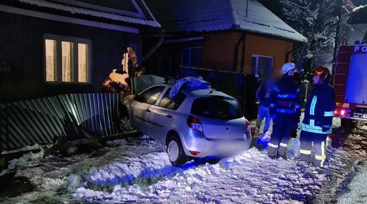 Cluj: Un șofer s-a înfipt cu mașina într-o casă după care s-a dezbrăcat și a alergat pe jumătate gol în fața pompierilor