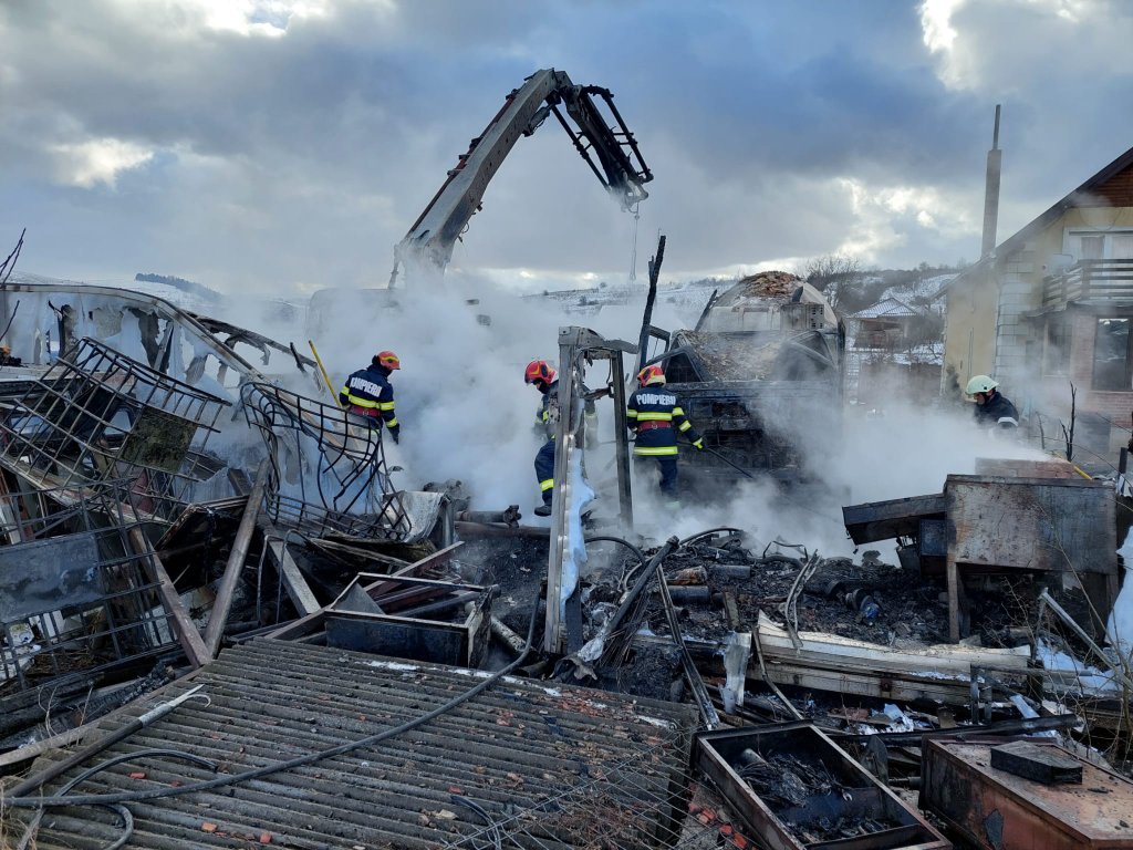Explozie urmată de incendiu într-un garaj din Cluj