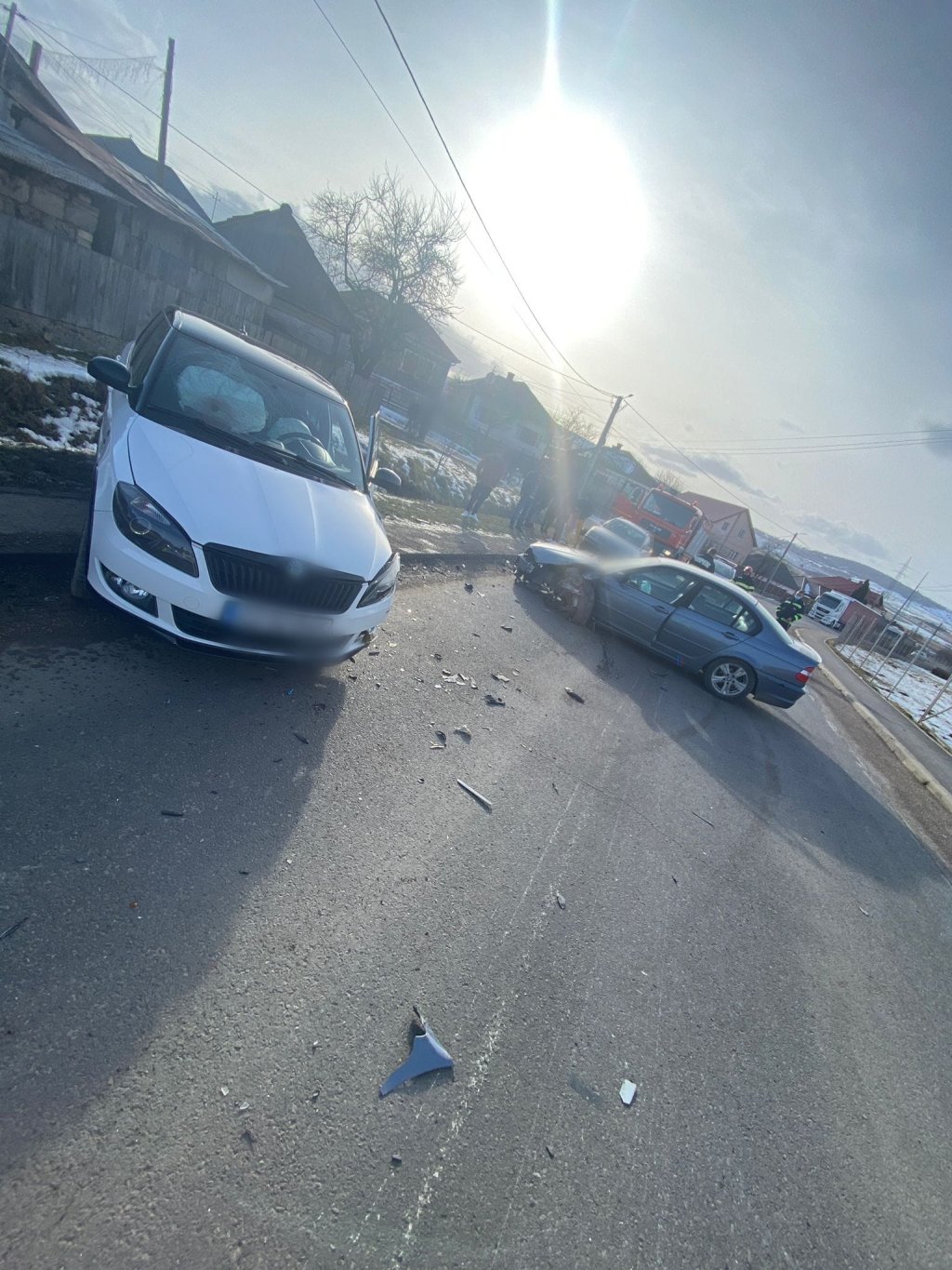 Impact frontal între două mașini la Cluj. O femeie și un copil, transportați la spital
