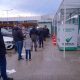 Înghesuială în prima zi a anului la centrul de testare al Aeroportului din Cluj. Oamenii stau la coadă