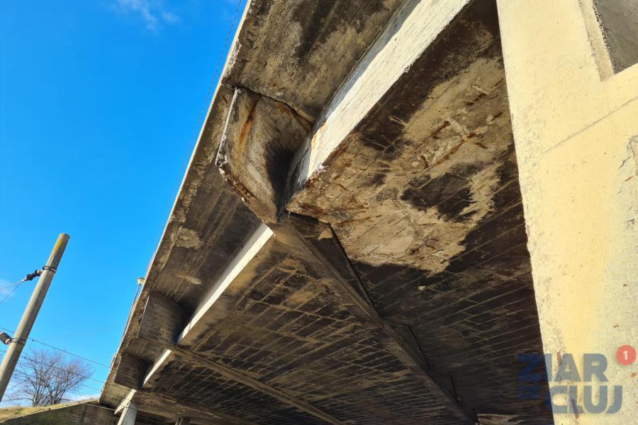 Podul IRA din Someșeni este măcinat de infiltrații, la fel ca celelalte poduri comuniste ale Clujului, neîntreținute de la Revoluție încoace