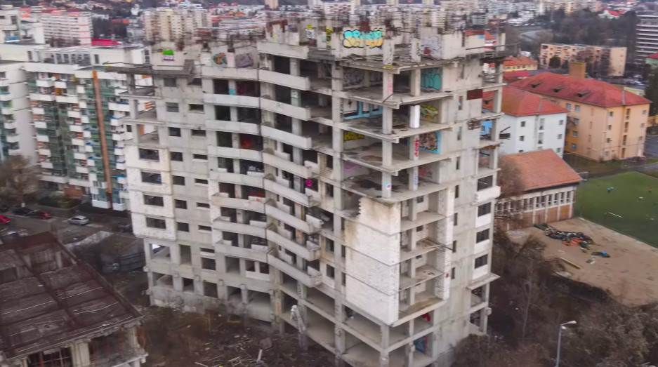 VIDEO DRONA. Cum arata ruinele din cartierul Manastur. Blocuri inalte lasate in paragina - E fain la Cluj!