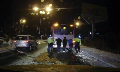 (Video) Cluj: Ajutor de la polițiști. Au „pus umărul” și au împins un autobuz blocat pe Calea Turzii