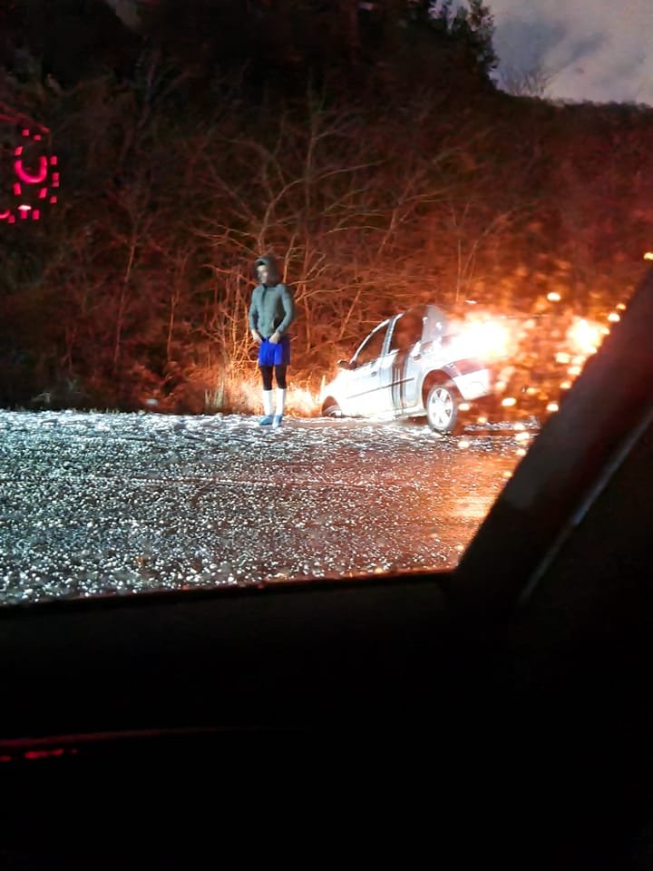 Viscolul a făcut prăpăd luni seara pe drumurile din Cluj. Materialul antiderapant a lipsit cu desăvârşire