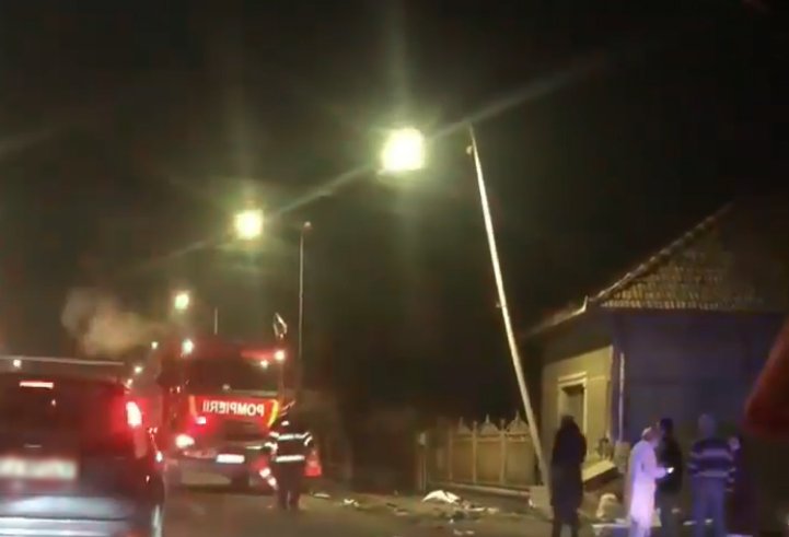 ACCIDENT în Florești: Un șofer beat a intrat cu mașina în gard. A lovit și un stâlp de electricitate, iar apoi a ricoșat în alt autoturism