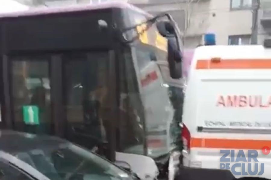 AUTOBUZELE CTP SUNT STAT ÎN STAT PE STRĂZILE CLUJ-NAPOCA: Un şofer CTP a intrat cu autobuzul într-o Ambulanţă. Accident în lanţ