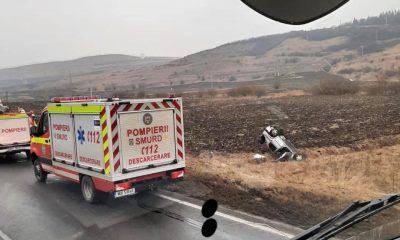 Accident pe Cluj- Turda. A zburat de pe drum și ajuns cu roțile-n sus pe câmp/ Șoferul era băut