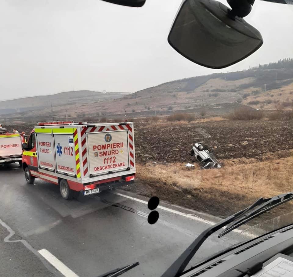 Accident pe Cluj- Turda. A zburat de pe drum și ajuns cu roțile-n sus pe câmp/ Șoferul era băut