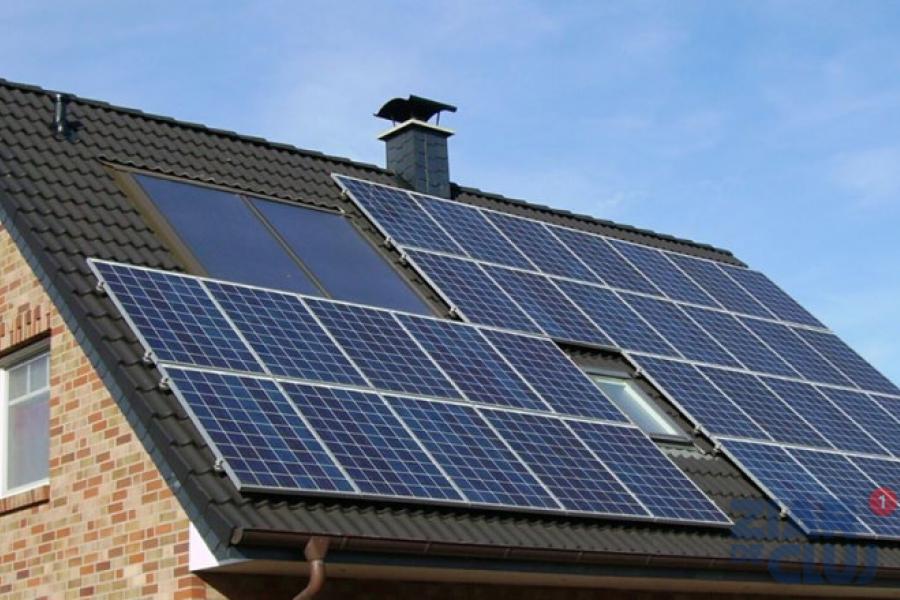 Boc vrea panouri fotovoltaice pe clădirile din oraș ca să scadă prețul facturilor la energie