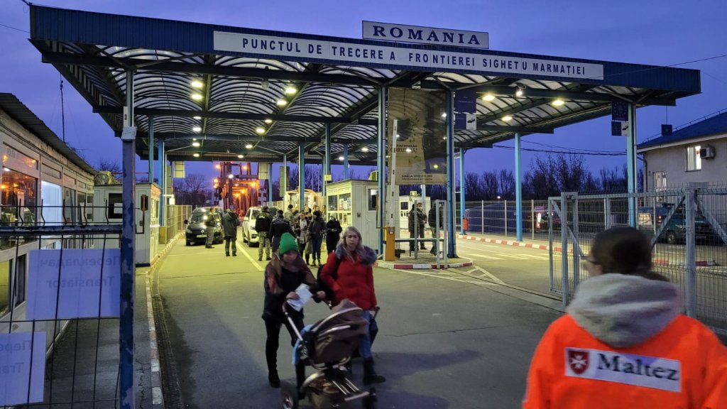 CORESPONDENȚĂ de la granița cu Ucraina | Alungați din propria țară de ororile războiului, majoritatea refugiaților ucraineni intrați în România pe la Sighet au ca destinație finală Europa de vest