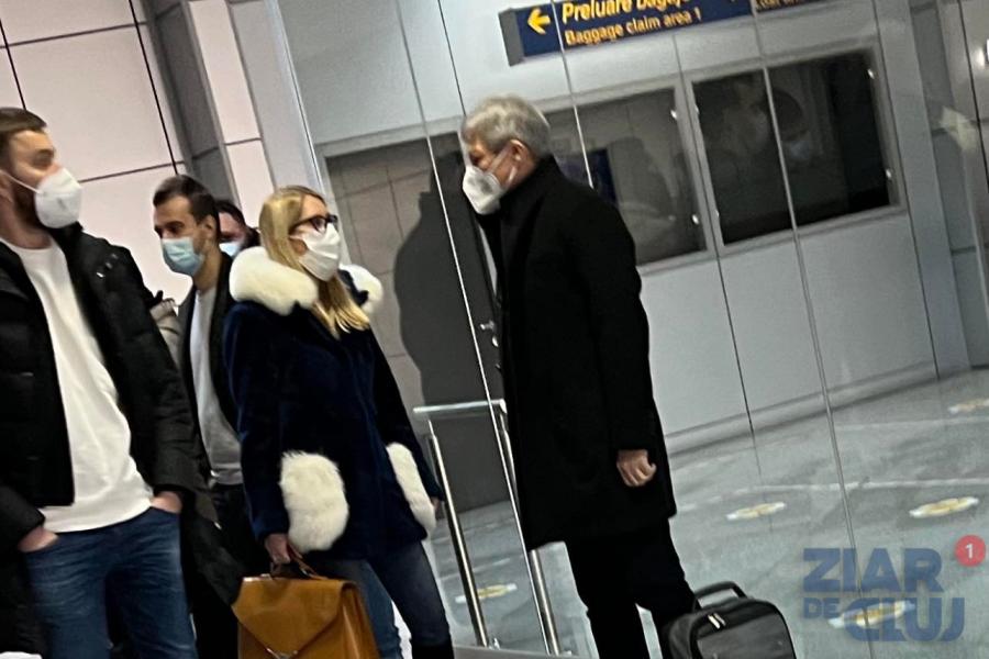 Ciolos a aterizat la Cluj. Discutie la botul aeroportului cu deputata Oana Murariu