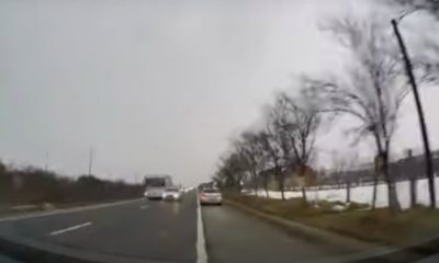 Depășire periculoasă la Cluj. Un șofer, la un pas de moarte, în încercarea de a depăși un autobuz 