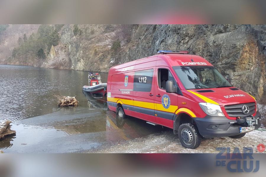 După ce au plonjat cu mașina în lacul Someșul Cald, corpurile a doi bărbați decedați au fost recuperate de scafandri