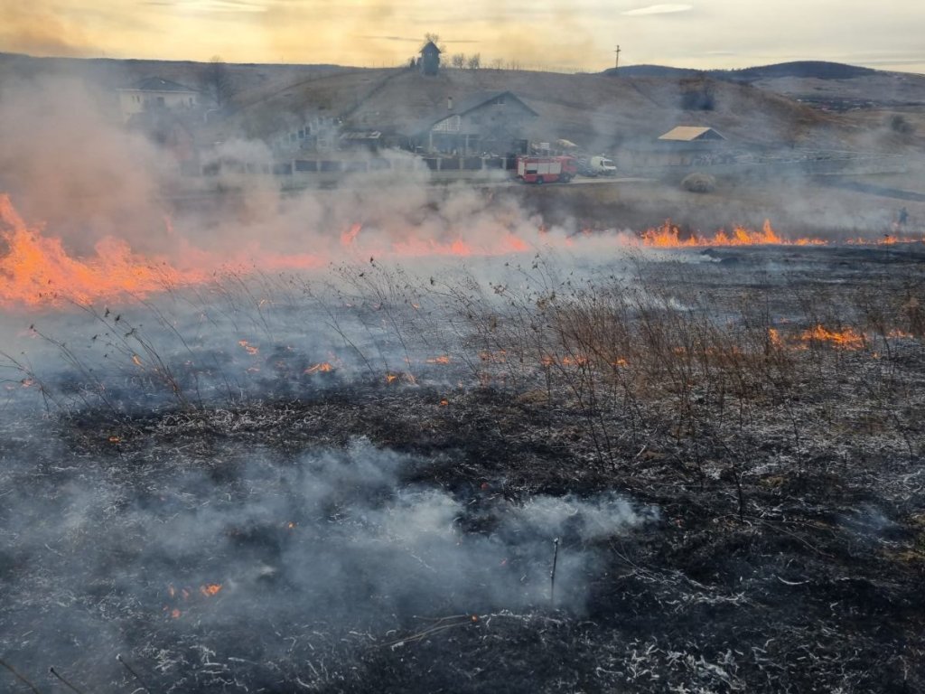 Gospodarii clujeni au provocat 18 incendii de vegetație în ultimele zile. ISU avertizează că unii îşi riscă viaţa astfel, nu doar bunurile