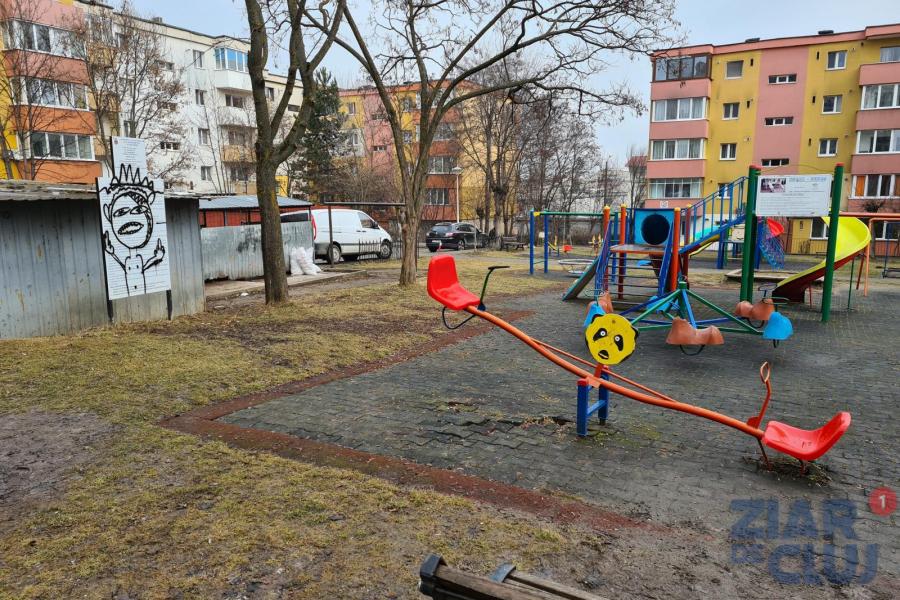 Locurile de joacă ale Clujului: copiii din zona Parâng-Bucegi trăiesc cea mai calitativă copilărie lângă tomberoane și vandali