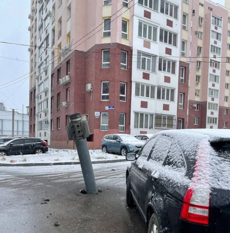 Mesagerii morții! Rachete rusești, rămase neexplodate, înfipte în mijlocul străzii în Harkov