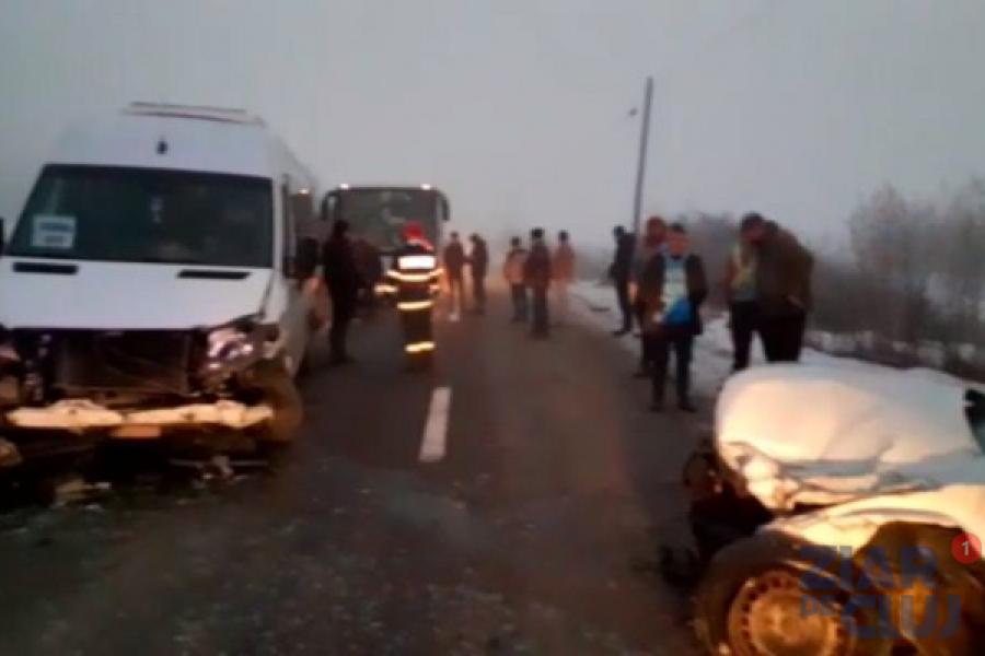 Microbuz școlar, implicat într-un accident în județul Cluj. Doi copii și un adult au fost transportați la spital cu afecțiuni ușoare
