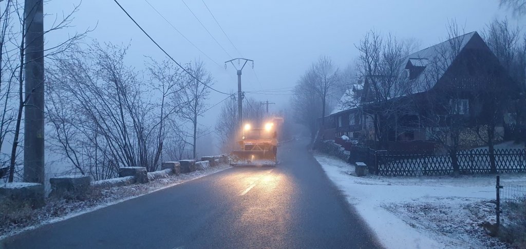 Polei pe mai multe drumuri din Cluj. S-a intervenit cu material antiderapant