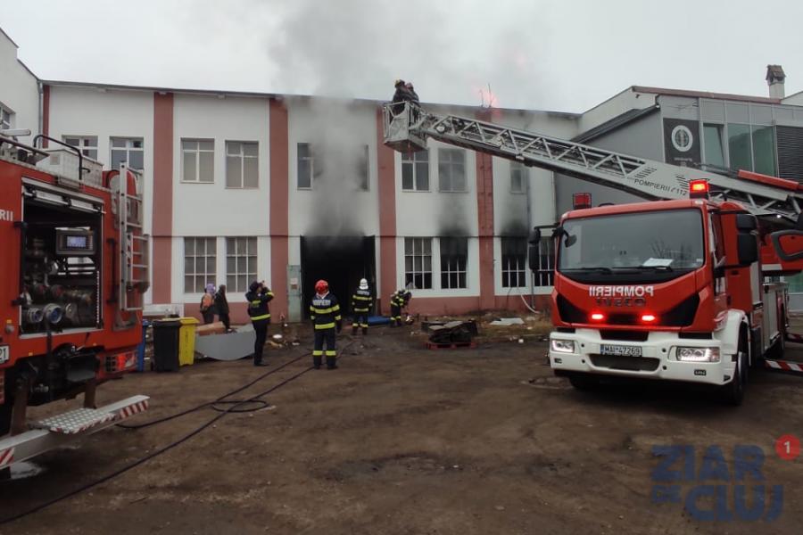 VIDEO - Incendiu la fabrica Clujana. Intervenția pompierilor este în desfășurare
