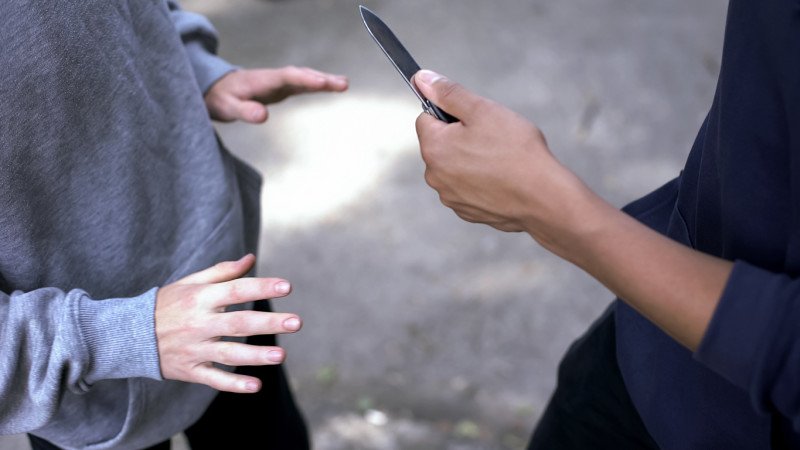 Adolescenți, tâlhăriți în plină stradă, la Cluj-Napoca. Au fost amenințați cu cuțitul pentru un telefon și niște bani