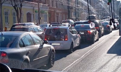 Apel la calm în traficul haotic din Cluj-Napoca. Avem mii de mașini, șoferi macho, nesimțiți și frustrați