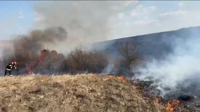 Clujul, "campion" la incendiile de vegetație! Peste 450 doar de la începutul anului/ Mesaj Ro-Alert în județ