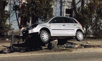 (Foto) Cluj: A lovit și smuls stâlpii de pe marginea drumului și a rămas cu roțile în aer