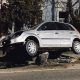 (Foto) Cluj: A lovit și smuls stâlpii de pe marginea drumului și a rămas cu roțile în aer