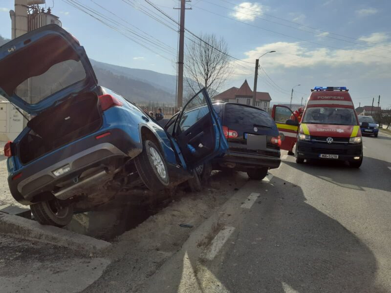 (Foto) Cluj. Accident: Două mașini au ajuns în șanț 1