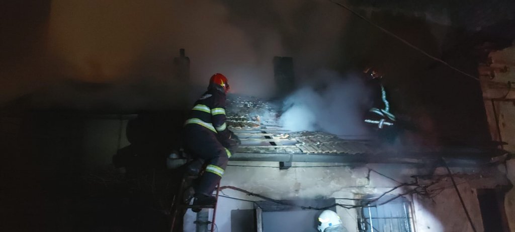 INCENDIU în Cluj-Napoca. Un bărbat s-a luptat cu flăcările până la sosirea pompierilor